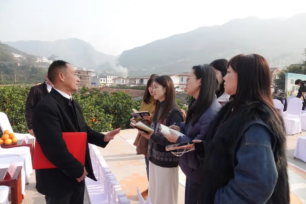 不坐会议室,古蔺马蹄办了一场沾泥土的“田野发布会”